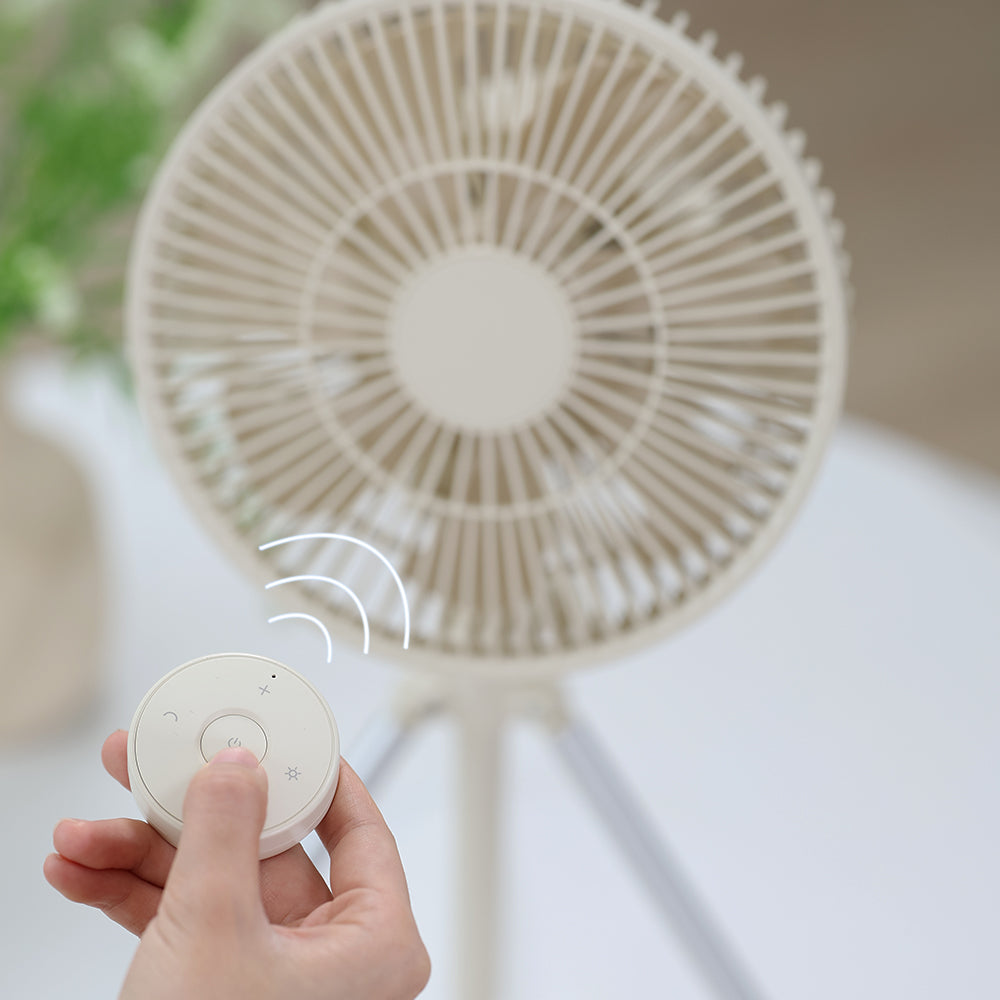 Oriday driepoot buitenventilator|Oplaadbare opvouwbare ventilator ・ Afstandsbediening, zwenkfunctie, nachtlampje & muggenverjager ・ Voor kamperen en thuisgebruik met lange gebruiksduur