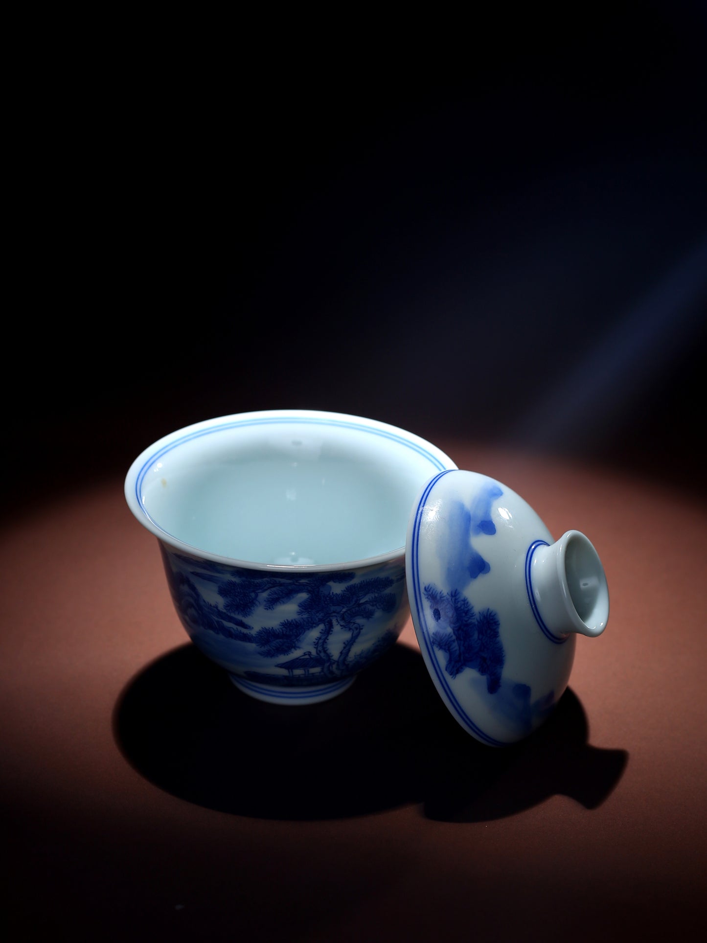 Oriday bol à thé avec couvercle en porcelaine bleu et blanc peint à la main, motif paysage Petit service à thé en céramique Kung Fu Recommandé comme tasse principale pour le thé Yancha
