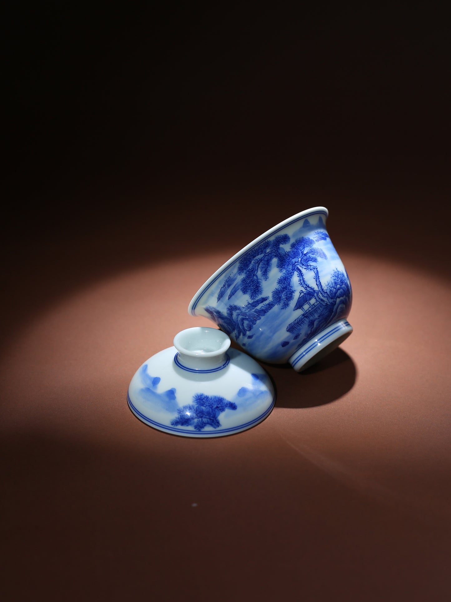 Oriday bol à thé avec couvercle en porcelaine bleu et blanc peint à la main, motif paysage Petit service à thé en céramique Kung Fu Recommandé comme tasse principale pour le thé Yancha