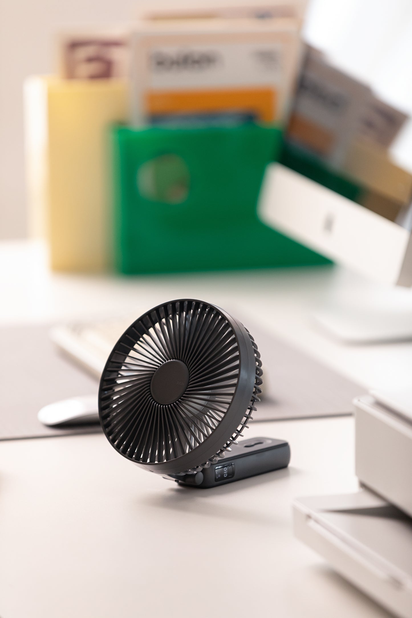 Oriday多功能手持風扇可折疊案頭風扇4檔風速調節靜音3600mAh長續航Type-C快充手持壁掛案頭三用316g輕巧防夾手