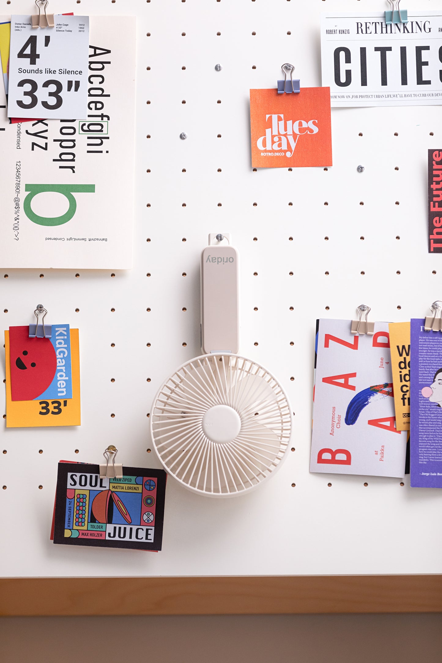 Oriday多功能手持風扇可折疊案頭風扇4檔風速調節靜音3600mAh長續航Type-C快充手持壁掛案頭三用316g輕巧防夾手