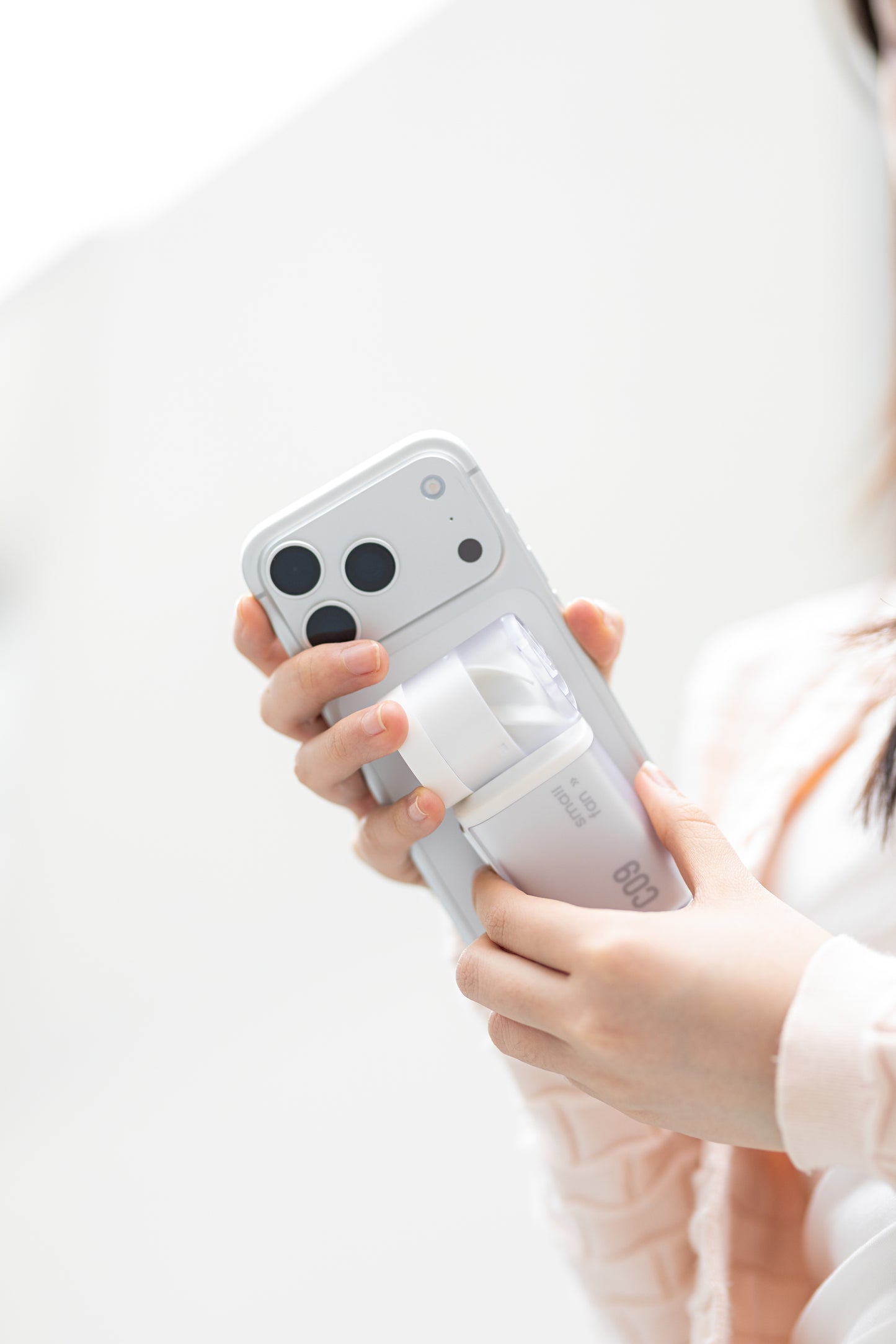 Mini ventilator portabil de mână Oriday de mare viteză cu patru trepte, control precis al fluxului de aer, silențios, ușor 113 g, ușor de transportat, baterie 3000mAh, încărcare rapidă Type-C, autonomie mare, material ABS durabil
