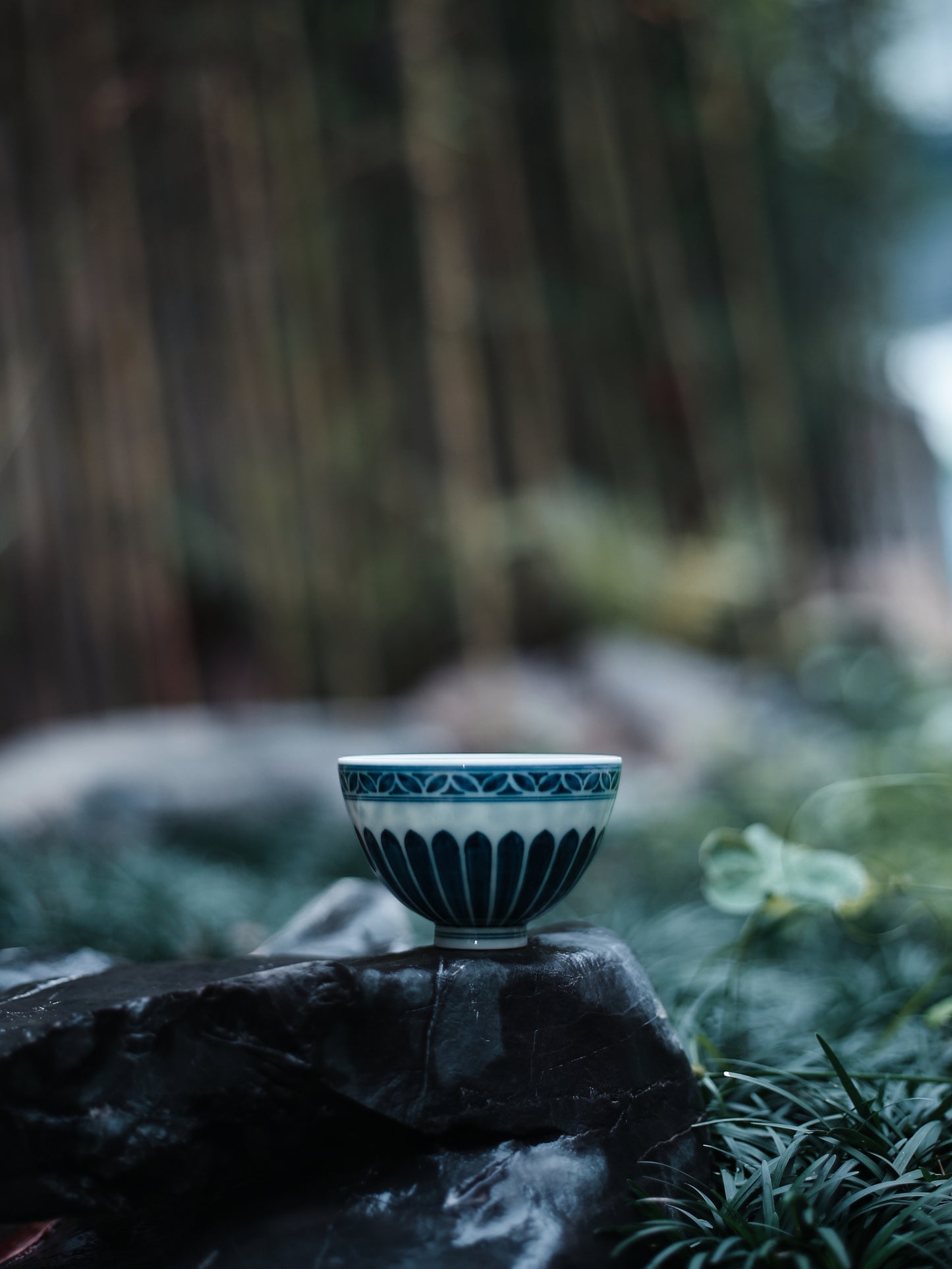 Oriday ręcznie malowana filiżanka do herbaty w kształcie kurzego serca   Filiżanka gospodarza z wzorem płatków chryzantemy w stylu Ming Yongle   Ekskluzywna chińska ceramiczna filiżanka pojedyncza