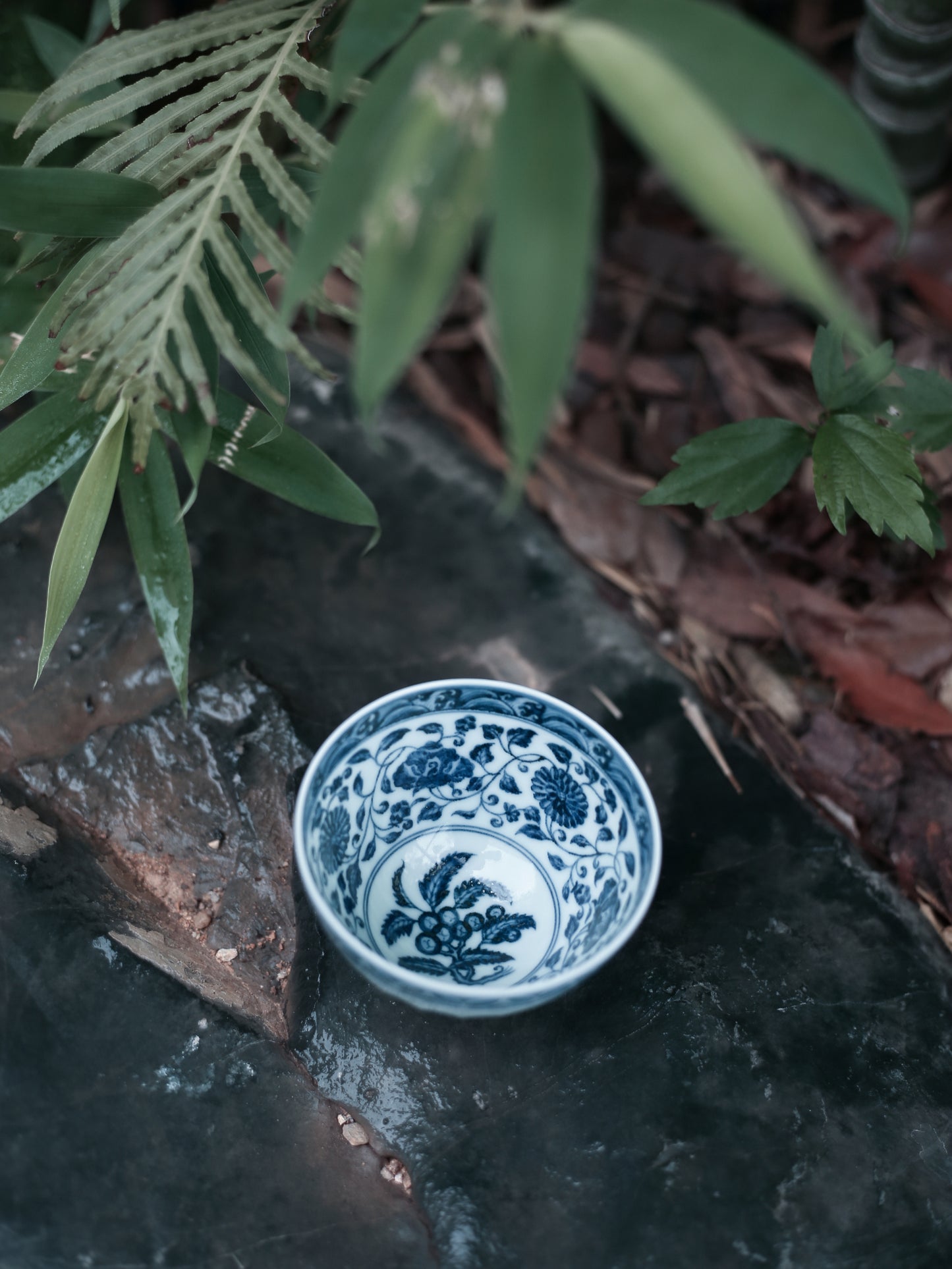 Oriday ręcznie malowana filiżanka do herbaty w kształcie kurzego serca   Filiżanka gospodarza z wzorem płatków chryzantemy w stylu Ming Yongle   Ekskluzywna chińska ceramiczna filiżanka pojedyncza