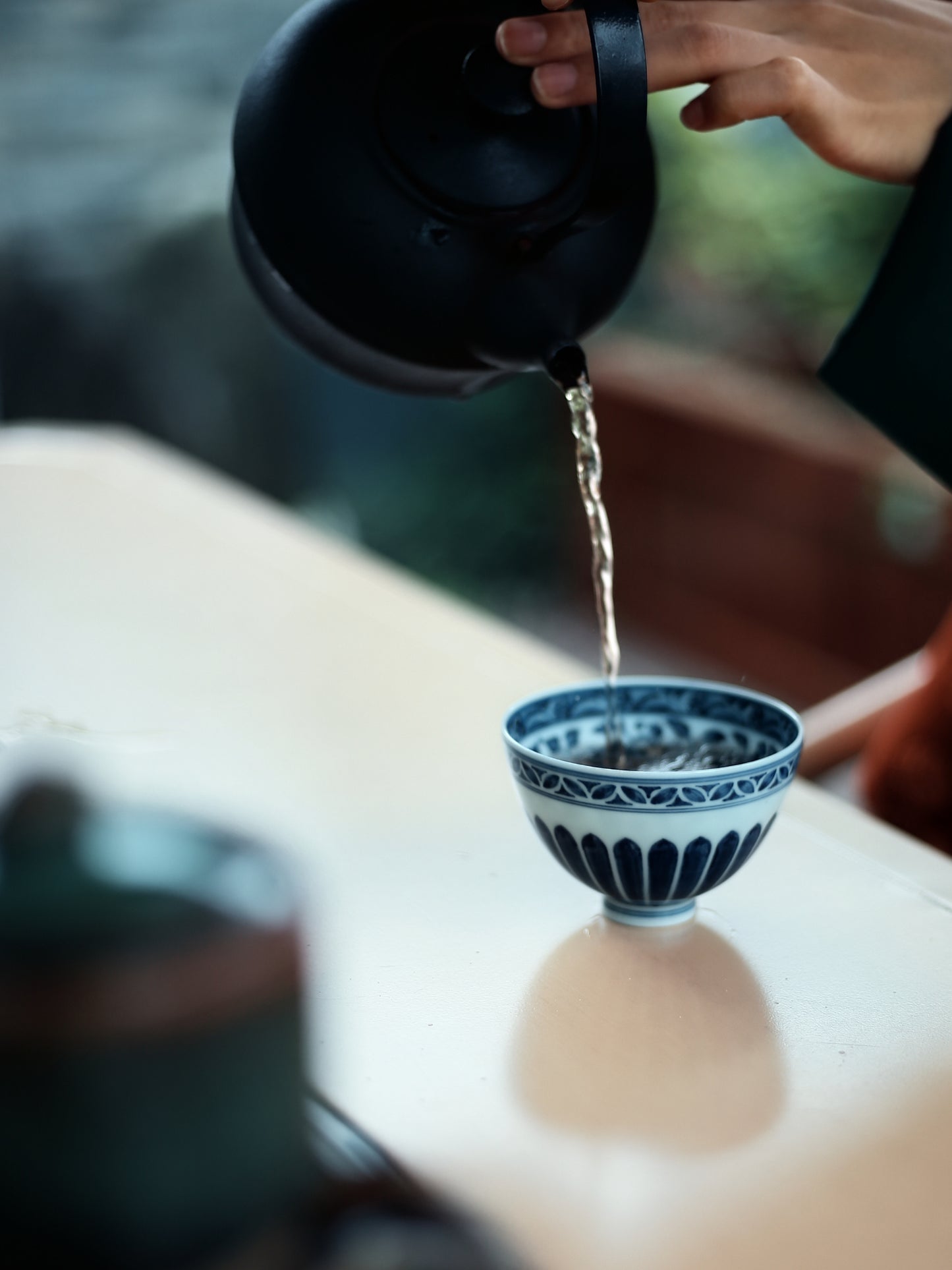 Oriday ręcznie malowana filiżanka do herbaty w kształcie kurzego serca   Filiżanka gospodarza z wzorem płatków chryzantemy w stylu Ming Yongle   Ekskluzywna chińska ceramiczna filiżanka pojedyncza