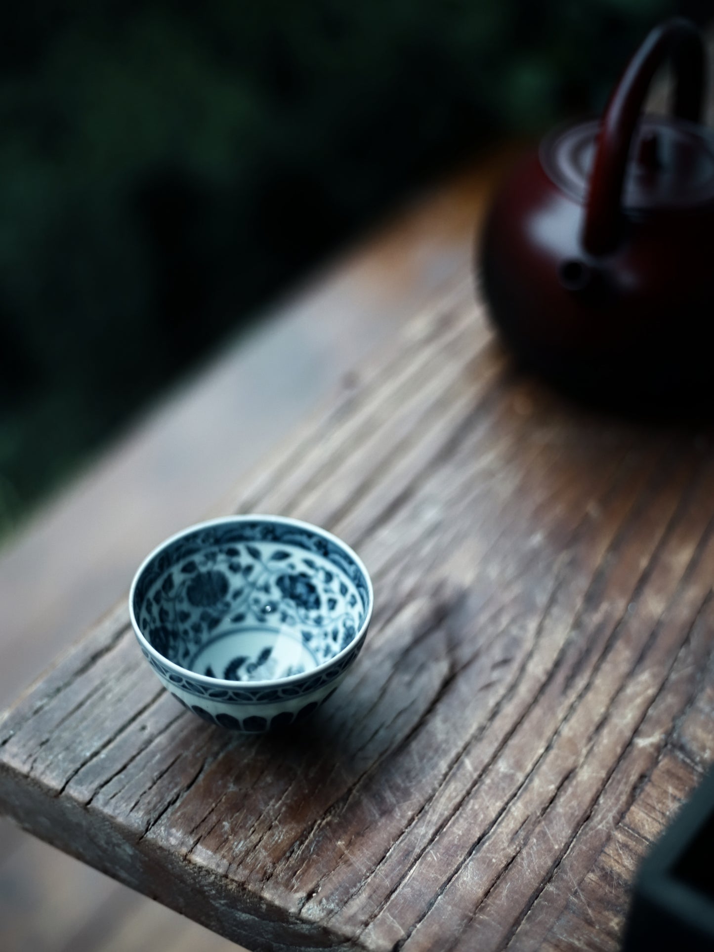 Oriday ręcznie malowana filiżanka do herbaty w kształcie kurzego serca   Filiżanka gospodarza z wzorem płatków chryzantemy w stylu Ming Yongle   Ekskluzywna chińska ceramiczna filiżanka pojedyncza