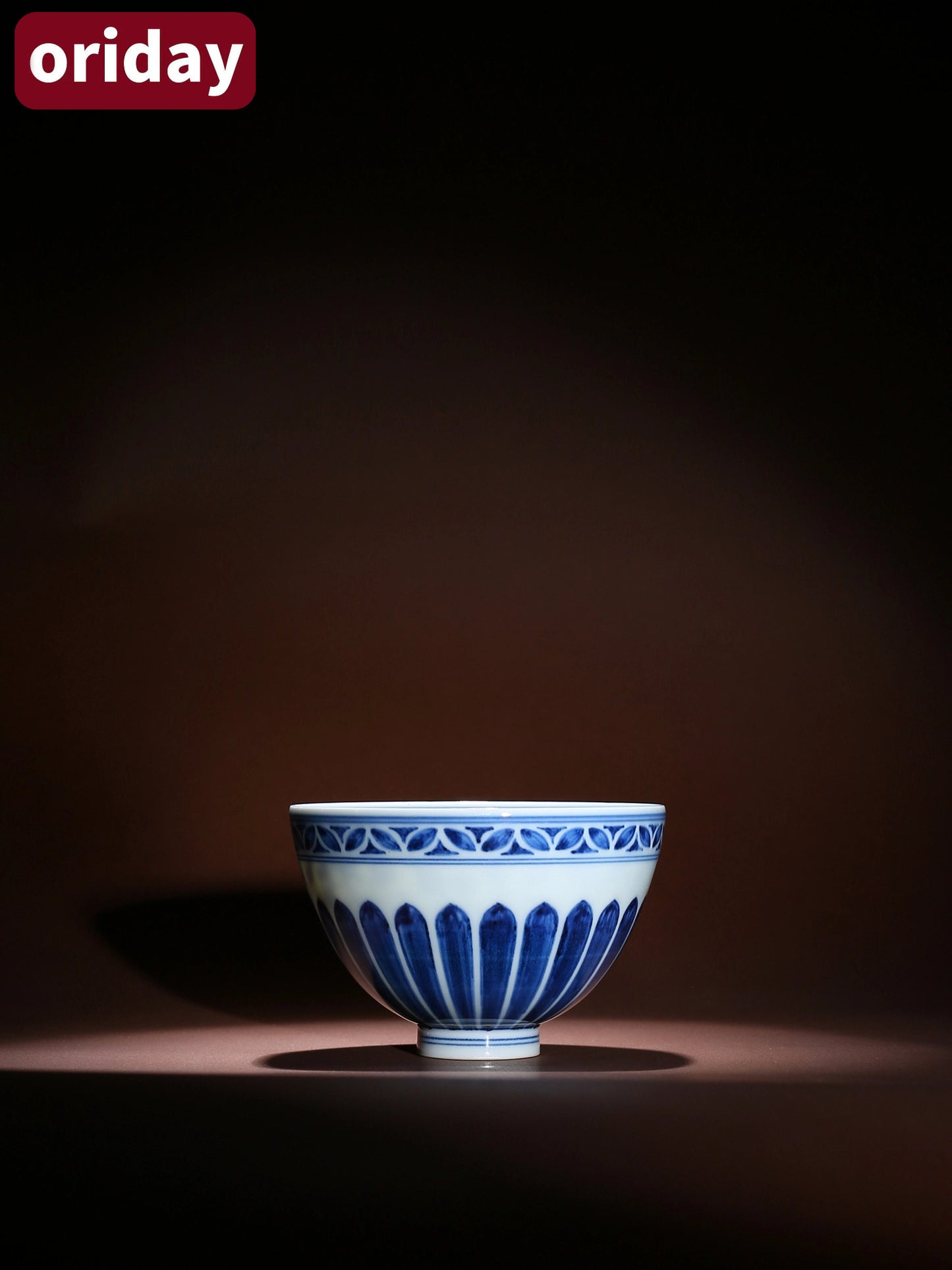 Oriday ręcznie malowana filiżanka do herbaty w kształcie kurzego serca   Filiżanka gospodarza z wzorem płatków chryzantemy w stylu Ming Yongle   Ekskluzywna chińska ceramiczna filiżanka pojedyncza
