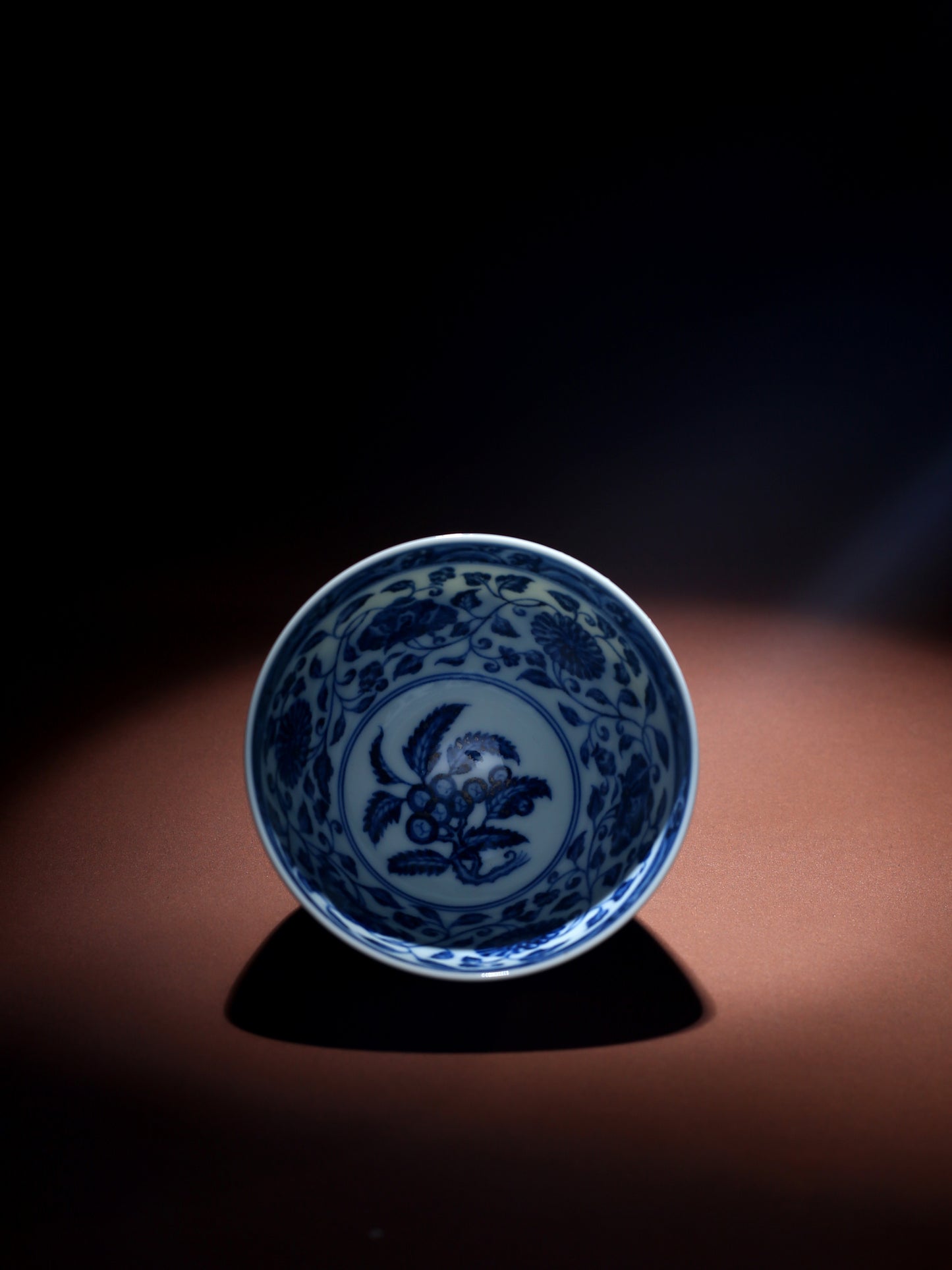 Oriday ręcznie malowana filiżanka do herbaty w kształcie kurzego serca   Filiżanka gospodarza z wzorem płatków chryzantemy w stylu Ming Yongle   Ekskluzywna chińska ceramiczna filiżanka pojedyncza